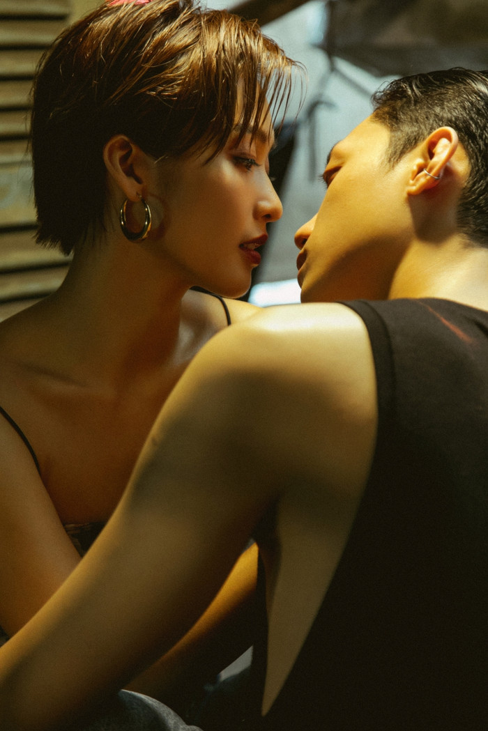 Ngập cảnh nóng trong MV chưa đủ, Khả Ngân tung tiếp bộ ảnh cực tình bên nam chính Ảnh 4