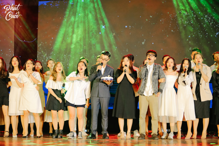 Sinh viên khóa 36 cùng nắm tay nhau cho lần cuối đi bên nhau, hát vang ca khúc “Phút cuối”