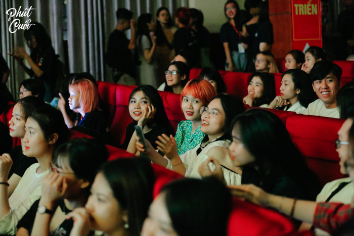 Những gương mặt thân quen là các ca sĩ nổi tiếng bất ngờ xuất hiện trên sân khấu.