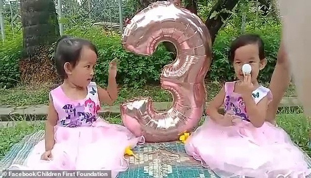 Hai bé gái đón chào sinh nhật lần thứ 3.