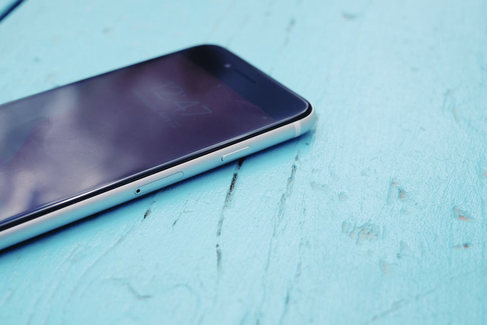 Touch ID trên iPhone SE 2 Plus sẽ được tích hợp vào nút nguồn ở bên phải. (Ảnh: Jason Cipriani/ZDNet)