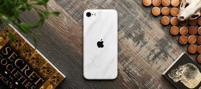Apple đã xuất xưởng từ 12 đến 14 triệu chiếc iPhone SE 2020 trong quý II vừa qua. (Ảnh: Dbrand)