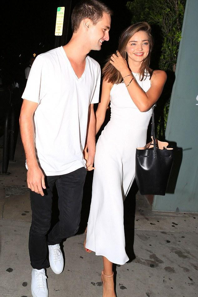 Hai vợ chồng thường xuyên mặc đồ đôi với nhau từ dạo phố ăn uống 