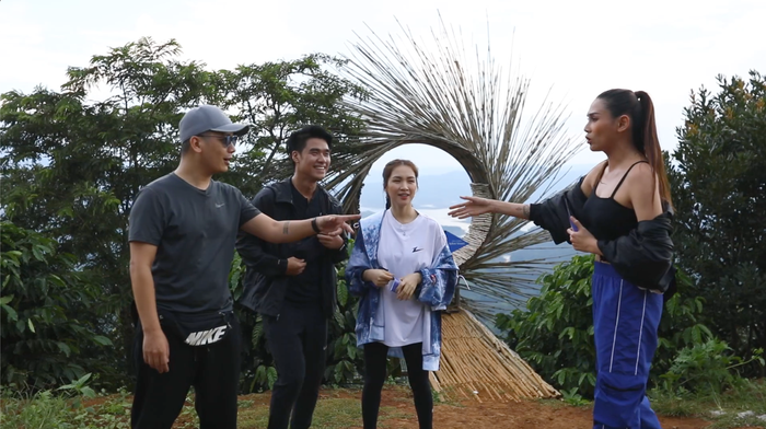 Đại chiến săn ảnh: Hoà Minzy la hét 'đau đầu' với 'cô giáo' Võ Hoàng Yến khi chụp ảnh giữa hồ Ảnh 6