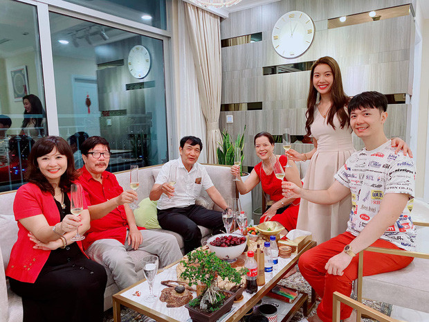 Á hậu Thuý Vân khoe ảnh 2 bên gia đình hội họp thân tình Ảnh 4