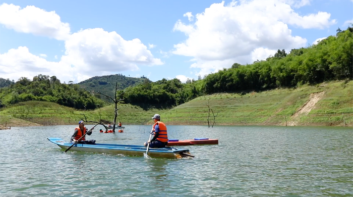 Võ Hoàng Yến nổi đoá với đồng đội, Hòa Minzy loạng choạng trên thuyền giữa hồ trong show thực tế mới 'Đại Chiến Săn Ảnh' Ảnh 5