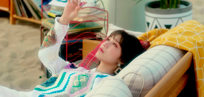 Fan thắc mắc sao Eunji (Apink) lại mặc áo len giữa... bãi biển thế này? Ảnh 5