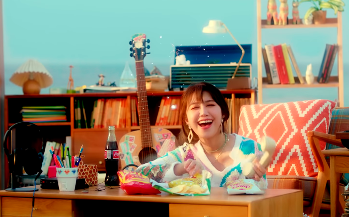 Fan thắc mắc sao Eunji (Apink) lại mặc áo len giữa... bãi biển thế này? Ảnh 2