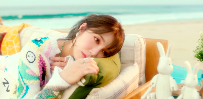 Fan thắc mắc sao Eunji (Apink) lại mặc áo len giữa... bãi biển thế này? Ảnh 3
