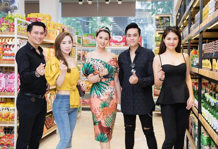 Mặc dù đã mặc nguyên cây đồ đen nhưng ở góc chụp nghiêng nam diễn viên 'Người phán xử' vẫn lộ chiếc bụng to 'vượt mặt' khiến ai cũng phát hoảng