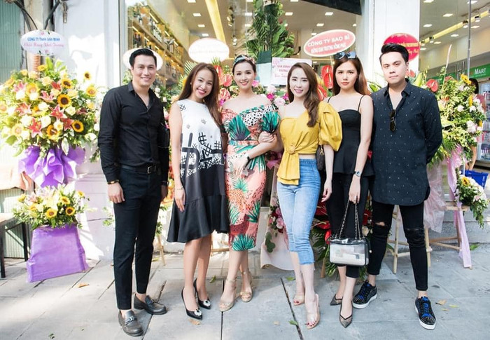 Ngoài gương mặt đầy đặn thì thân hình của Việt Anh cũng có dấu hiệu tăng cân mất kiểm soát