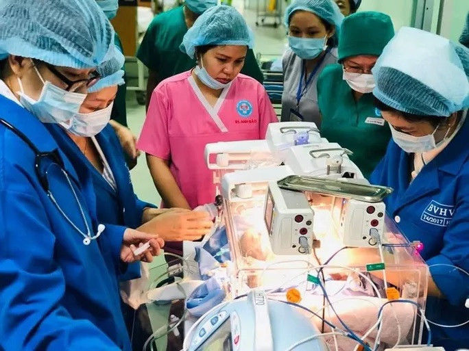 Trúc Nhi và Diệu Nhi được theo dõi trong lồng kính khi mới ra đời. Ảnh: Bệnh viện Hùng Vương