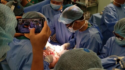 Ekip thực hiện ca mổ gần 100 y, bác sĩ...