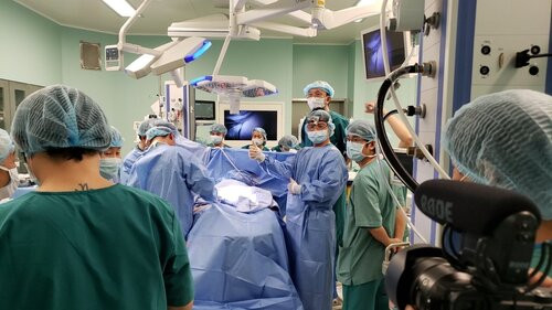 Đến hơn 14h ngày 15/7, ca mổ đã hoàn tất và tách rời hoàn toàn hai bé song sinh dính liền vùng bụng chậu