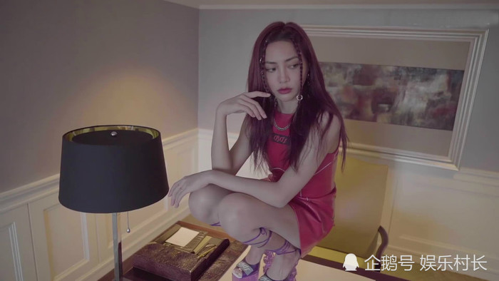 The9 x Nylon 'thả thính' bằng trailer và ảnh: Lưu Vũ Hân cá tính, Ngu Thư Hân trông cao cấp, Hứa Giai Kỳ - Dụ Ngôn tuyệt đẹp Ảnh 16