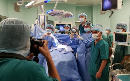 Ca phẫu thuật tách dính song sinh lịch sử kết thúc tốt đẹp, cha mẹ vỡ òa ôm nhau khóc nức nở Ảnh 2