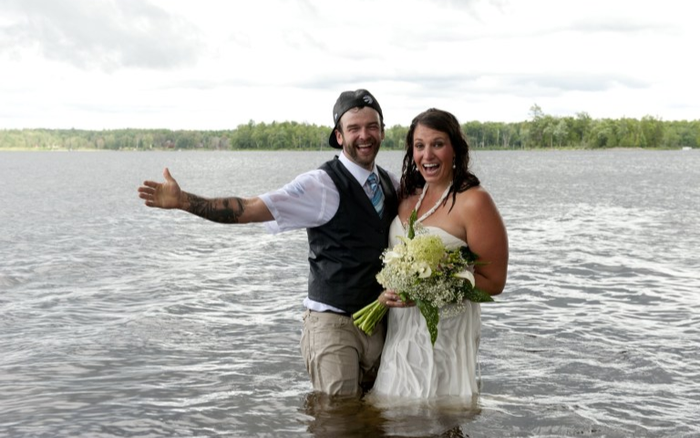 Một phút ngẫu hứng trong lúc chụp ảnh cưới, cô dâu chú rể cùng nhau rơi xuống sông Ảnh 2