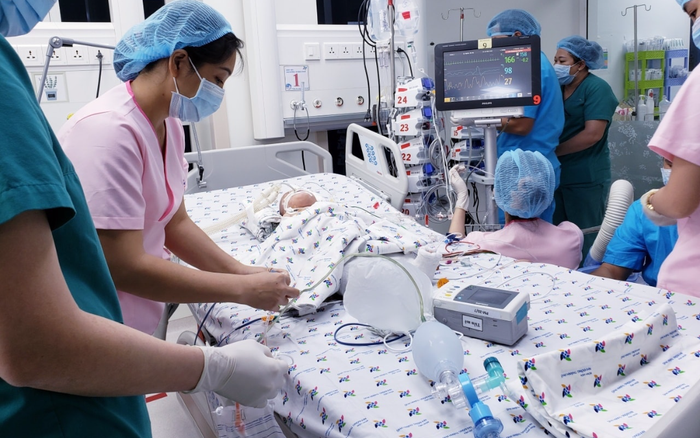 Ca phẫu thuật tách dính cặp song sinh Trúc - Diệu thành công: 'Cả ekip vui mừng khôn xiết khi 2 bé ổn định' Ảnh 2