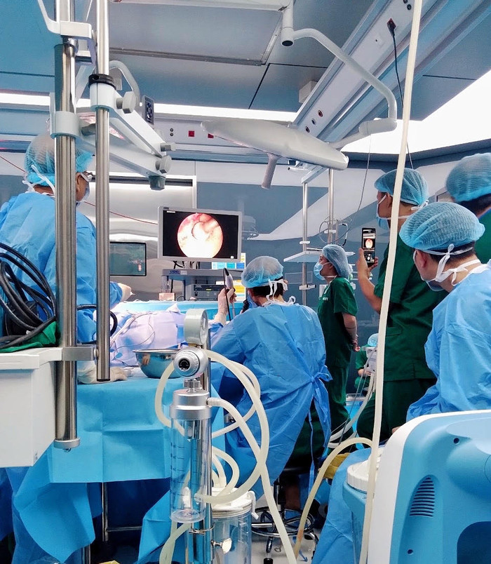 Sau hơn 3 tiếng chờ đợi trước phòng mổ, Thuỷ Anh đã oà khóc nức nở khi bác sĩ báo cuộc phẫu thuật của Đăng Khôi đã thành công