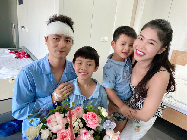 Thủy Anh đã đưa 2 con trai tới thăm và động viên tinh thần cho nam ca sĩ