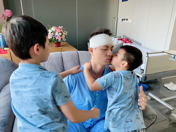 Ngoài ra, bà xã Đăng Khôi cũng hy vọng 2 con trai sau này sẽ giống bố, trở thành một người đàn ông tử tế và biết quan tâm đến mọi người xung quanh