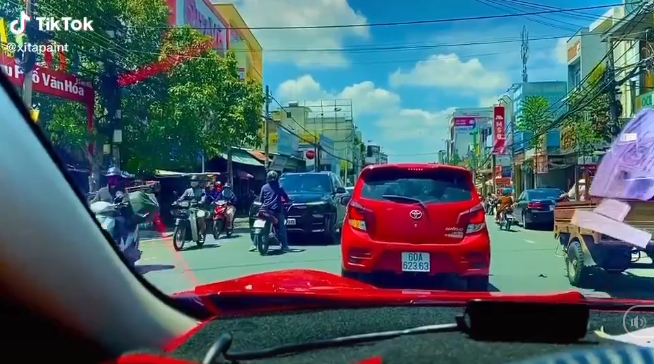 Người phụ nữ ngoan cố chặn đầu xe ô tô con. 