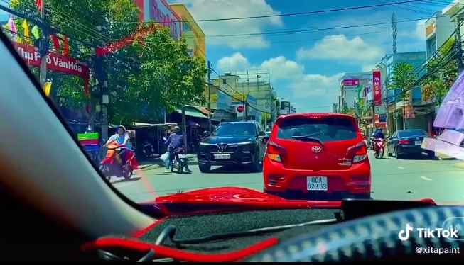 Người phụ nữ đành phải rời đi sau khi thấy xe ô tô không hề nhúc nhích.