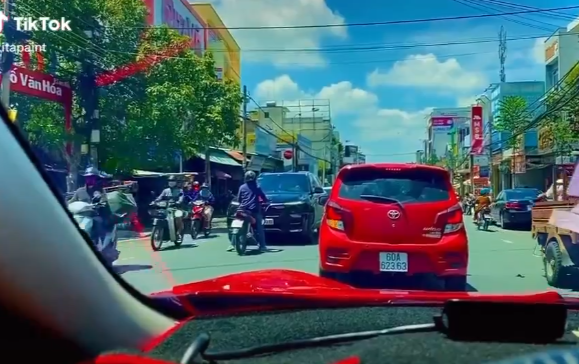 Đi sai còn ngoan cố đối đầu ô tô, người phụ nữ nhận cái kết ê chề Ảnh 2