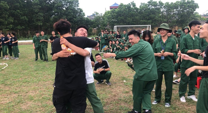 Giữa vùng đất mới, lạ như Xuân Hoà nổi bật lên ngọn lửa của tình đồng đội.&nbsp;