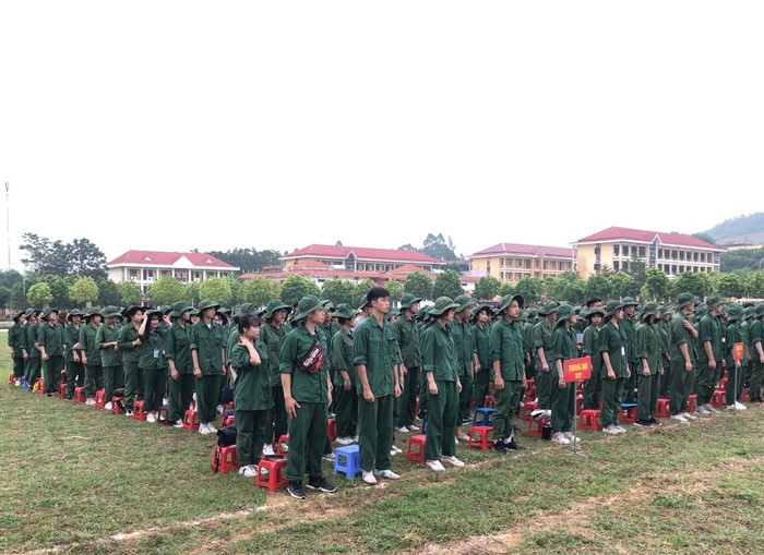 Những tân binh chững chạc trong bộ quân phục màu xanh nhanh chóng xếp hàng sau tiếng còi báo động tập trung, chúng tôi thấy rõ sự trưởng thành của các chiến sĩ. Có lẽ, sau mỗi buổi học tập, rèn luyện ở nơi đây, sự trưởng thành ấy đang một nhân lên.&nbsp;