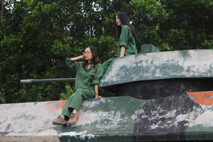 &nbsp;Những 'nữ quân nhân' chững chạc trong bộ quân phục màu xanh...&nbsp;