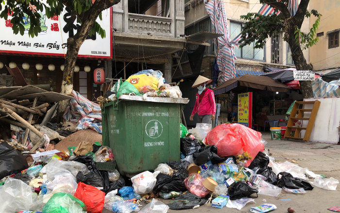 Rác thải chất đống trên đường phố Hà Nội, nhiều người dân lắc đầu ngao ngán Ảnh 2