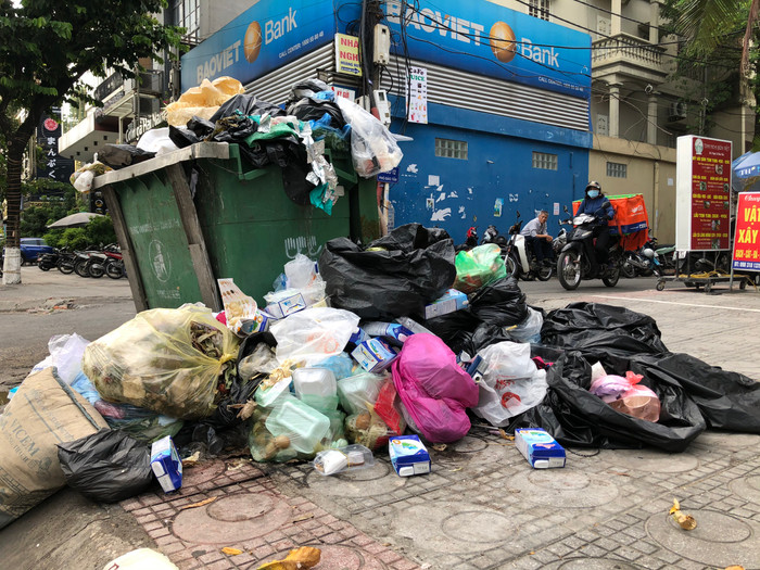 Tình trạng ùn ứ rác thải do người dân chặn đường vào bãi rác Nam Sơn đã diễn ra nhiều lần.