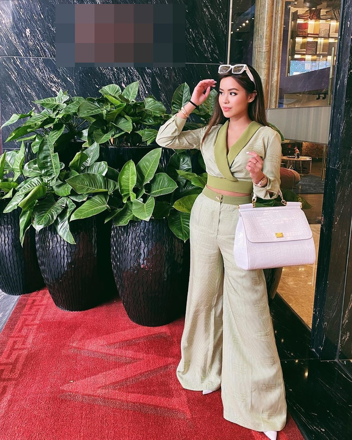 Set đồ tưởng chừng sẽ giúp người đẹp khoe được hết đường cong chuẩn chỉnh thì lại khiến Tiên Nguyễn trông 'lùn một mẩu'. Điều này có thể được lí giải bởi cách chọn góc chụp từ trên xuống, kèm kích thước ống quần loe quá to, khiến cô nàng trông luộm thuộm. 