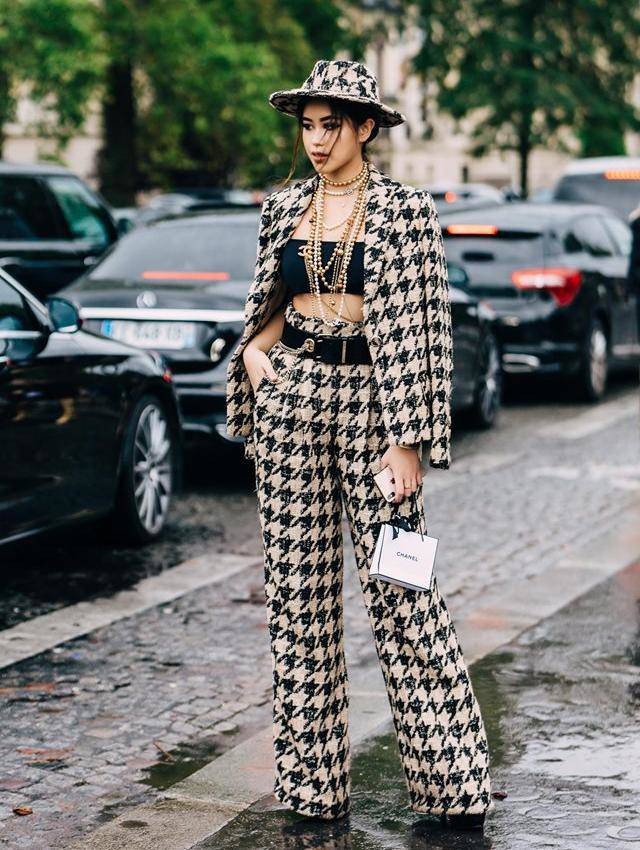 Cùng lối mix này nhưng với việc chọn phom quần phù hợp, cô nàng nhìn cao ráo, chân dài miên man. 