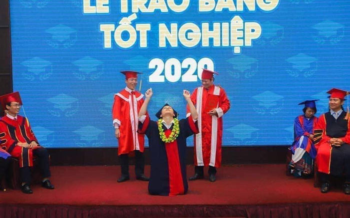 Trải qua '7749 kiếp nạn' cuối cùng cũng tốt nghiệp Đại học, nam sinh có màn ăn mừng cực ấn tượng Ảnh 2