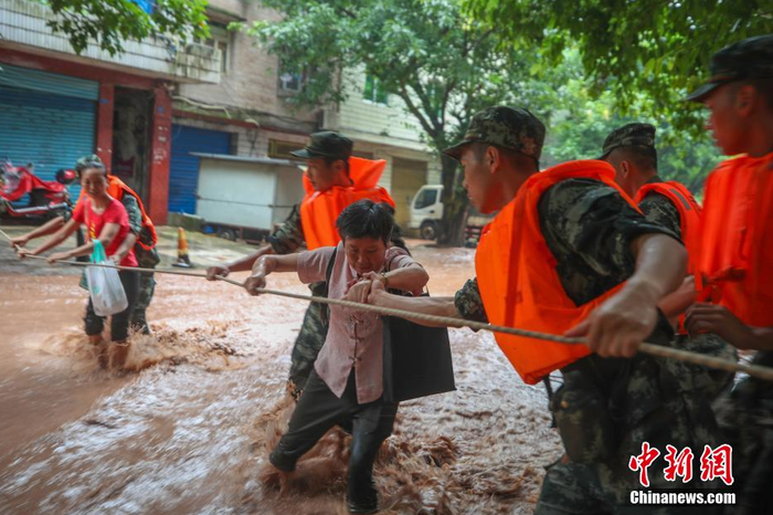 Nước lũ phun trào như nham thạch ở Trung Quốc, nhấn chìm ô tô đỗ trên đường Ảnh 8