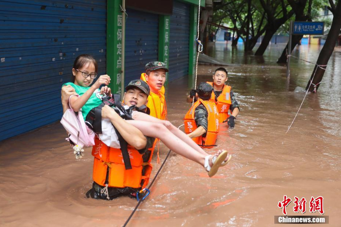 Nước lũ phun trào như nham thạch ở Trung Quốc, nhấn chìm ô tô đỗ trên đường Ảnh 11