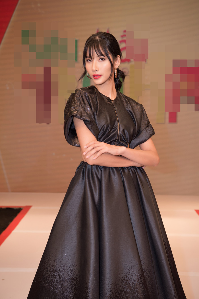 Chân dài gốc Thanh Hóa với diện mạo nữ tính với mái tóc thưa buộc đuôi gà