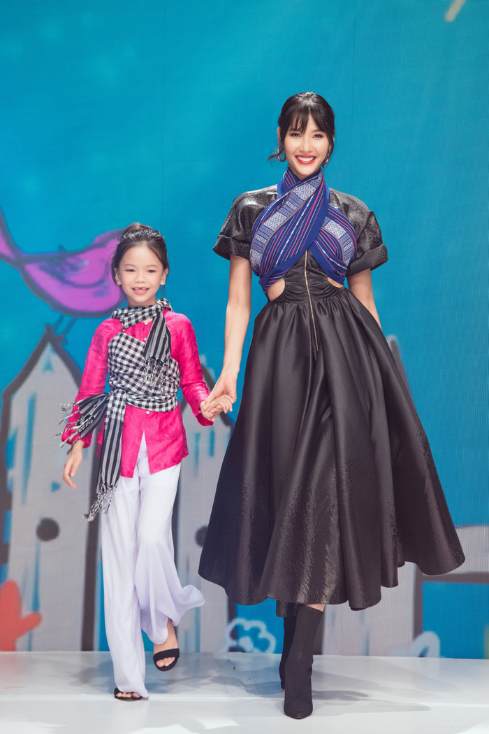 Á hậu Hoàn vũ Việt Nam 2017 sải bước cùng nàng mẫu nhí một cách vui vẻ và tràn đầy sức sống