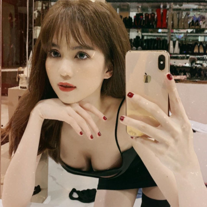 Nhan sắc xinh đẹp như búp bê cộng với vòng 1 nóng bỏng gợi cảm của 'Nữ hoàng nội y' khiến ai nhìn cũng phải 'xịt máu mũi'