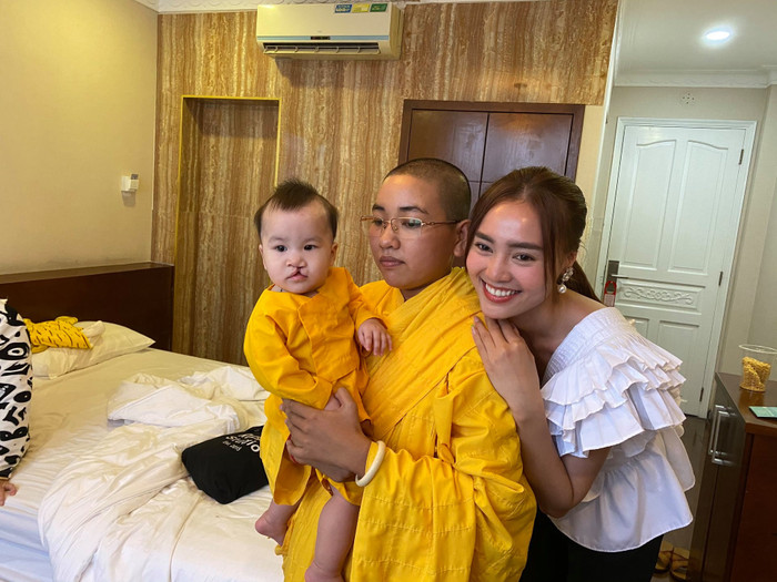 Ăn mặc lộng lẫy đi thăm bé gái chuẩn bị phẫu thuật hở hàm ếch, Lan Ngọc khiến fan cảm phục khi biết rõ sự thật phía sau Ảnh 5