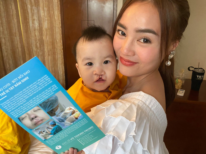 Ăn mặc lộng lẫy đi thăm bé gái chuẩn bị phẫu thuật hở hàm ếch, Lan Ngọc khiến fan cảm phục khi biết rõ sự thật phía sau Ảnh 4