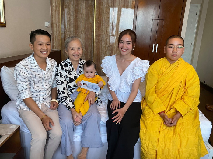 Ninh Dương Lan Ngọc kết nối để làm phẫu thuật cho bé gái dị tật hở hàm ếch bị bỏ rơi tại chùa.