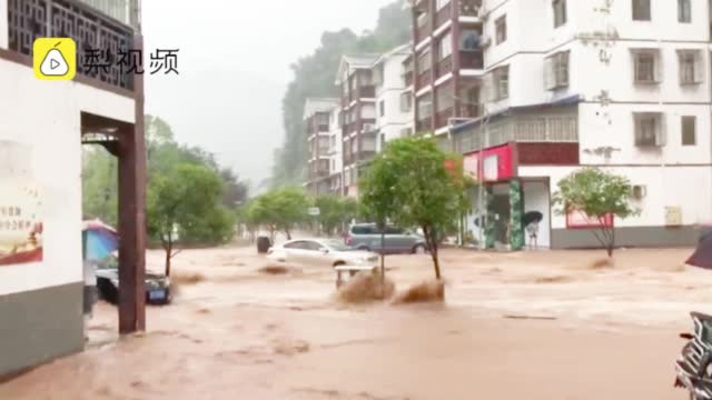 Nhiều phương tiện bị mắc kẹt do lũ lụt.