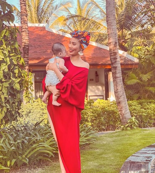 Trong chuyến du lịch cùng gia đình, Lan Khuê đã khiến nhiều tín đồ thời trang thích thú khi mang cả vali đồ cực kỳ hợp mốt để xuất hiện trong những tấm ảnh lung linh, chẳng khác gì trên tạp chí. 