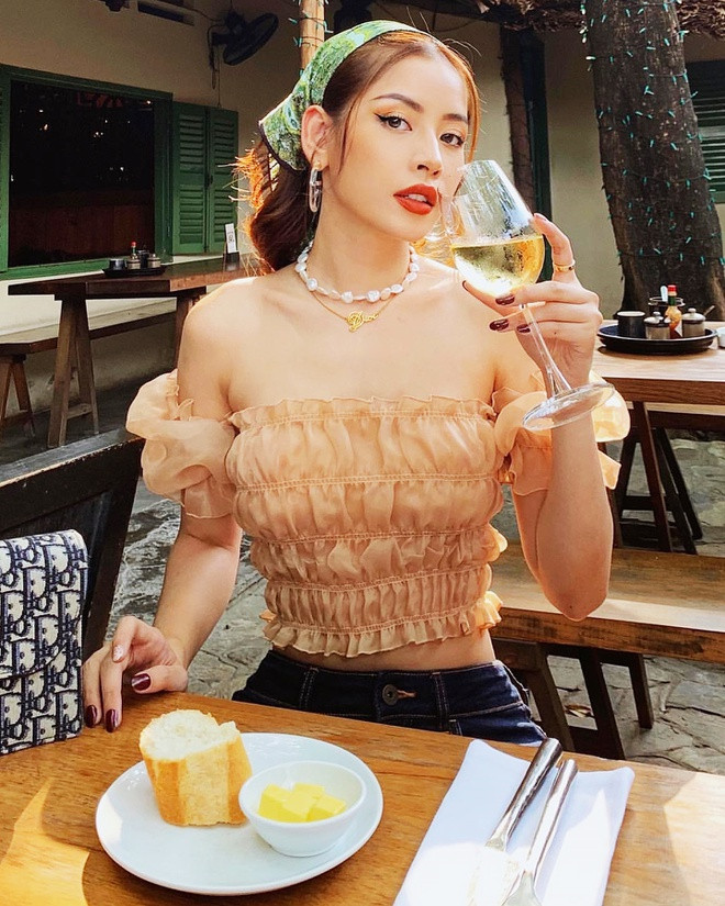 Phong cách boho hay vintage đều rất hợp với lối buộc khăn lên tóc. Với các cô nàng yêu thích nét đẹp đồng quê nhưng vẫn trẻ trung, set đồ của Chi Pu có thể là gợi ý rất hay. 