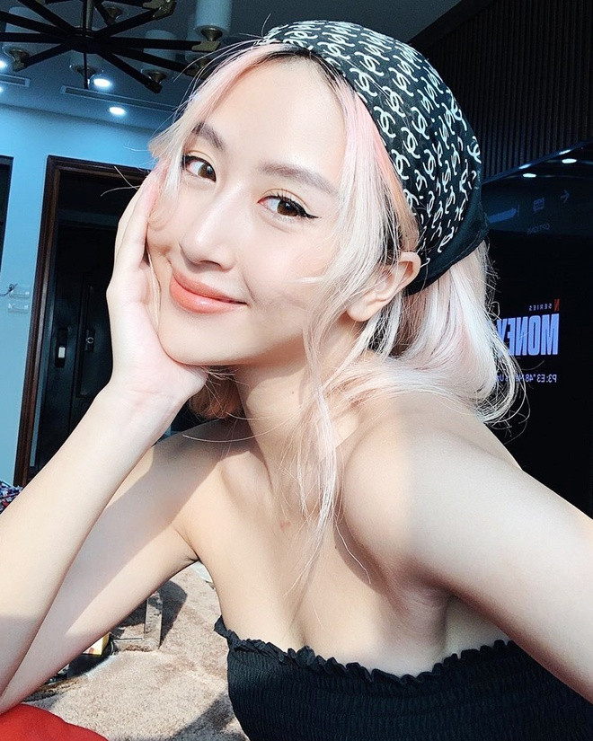 Quỳnh Anh Shyn sử dụng mẫu khăn đắt giá của nhà mốt Chanel... 