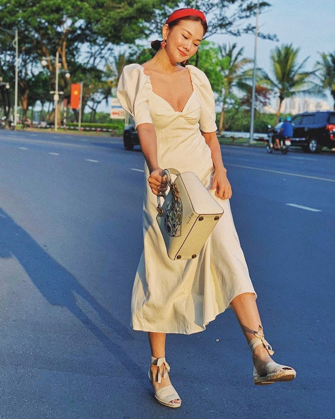 Siêu mẫu Thanh Hằng chắc chắn không thể bỏ qua kiểu mốt này. Nhưng so với Lan Khuê, cô nàng có phong cách tinh giản hơn, tiết chế phần phụ kiện. 