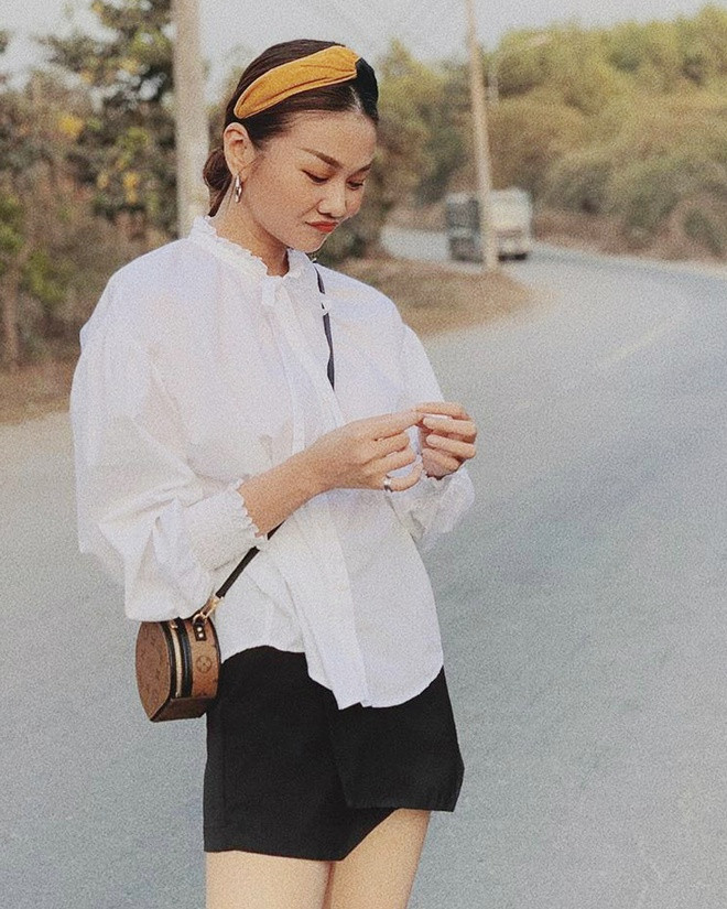 Nếu muốn áp dụng phong cách này, bạn có thể sử dụng lối phối giống Thanh Hằng, trang phục đen, trắng đơn sắc và dùng màu khăn nổi bật. 